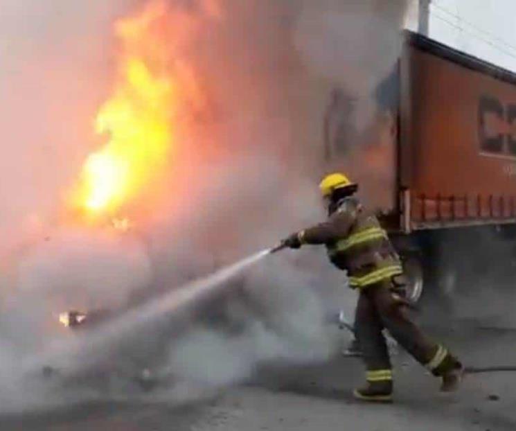Arde tráiler en parque industrial