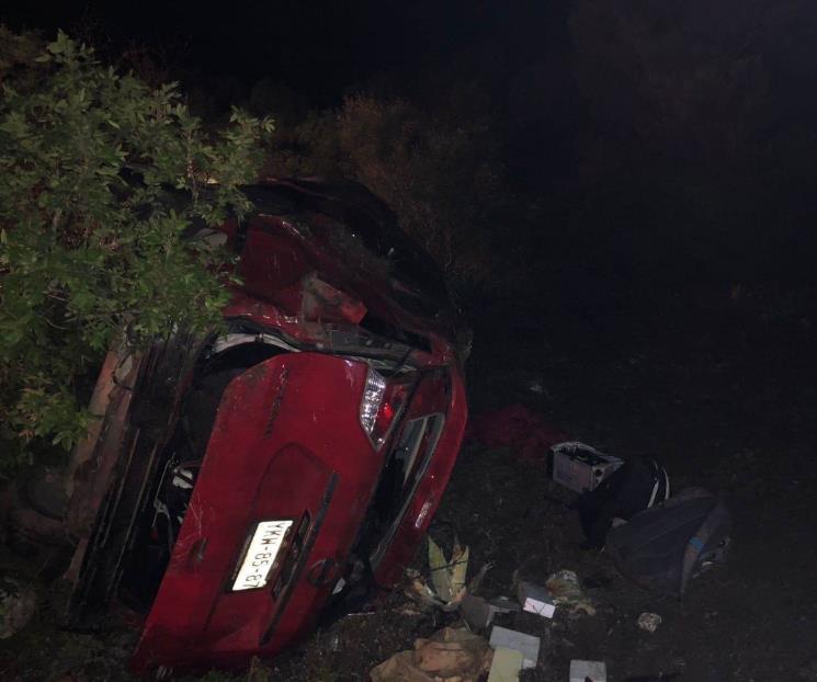Cinco heridos al desbarrancarse camioneta en Iturbide