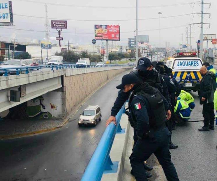 Oficiales de SC rescatan a hombre de caer de puente