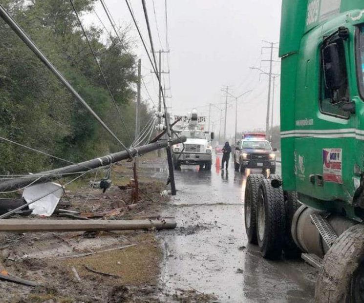 Tráiler derriba postes