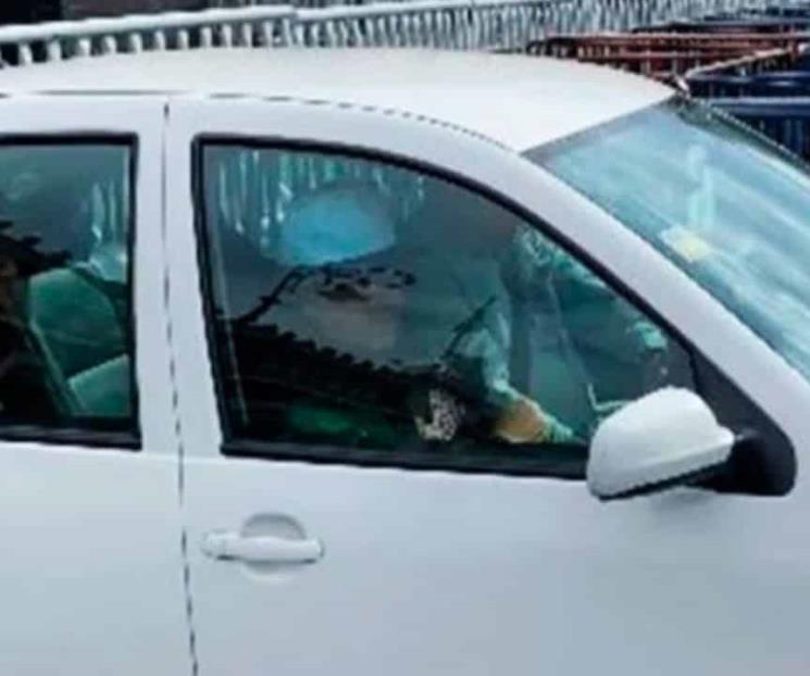 AMLO sale de Palacio Nacional con uniforme de beisbolista