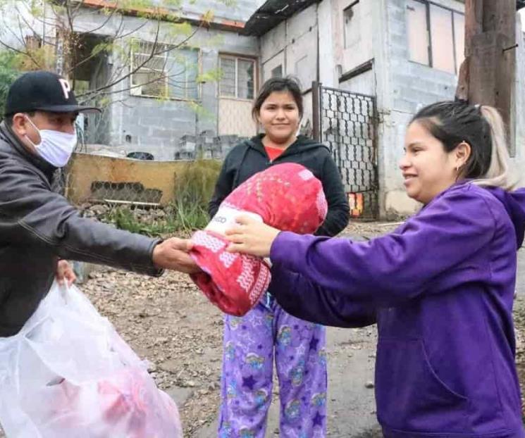 Siguen entregando víveres en Escobedo por el frío