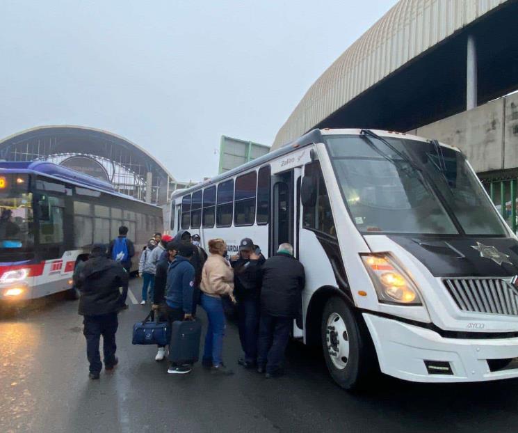 Brinda Apoyo policía de Monterrey a usuarios del Metro
