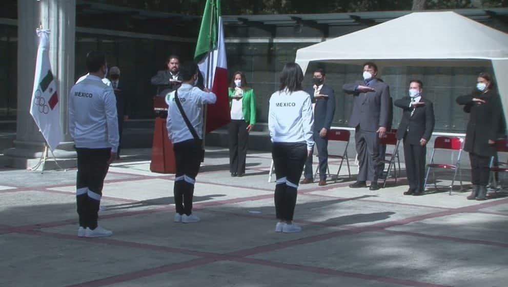 Abanderan a mexicanos que participarán en JO de Invierno