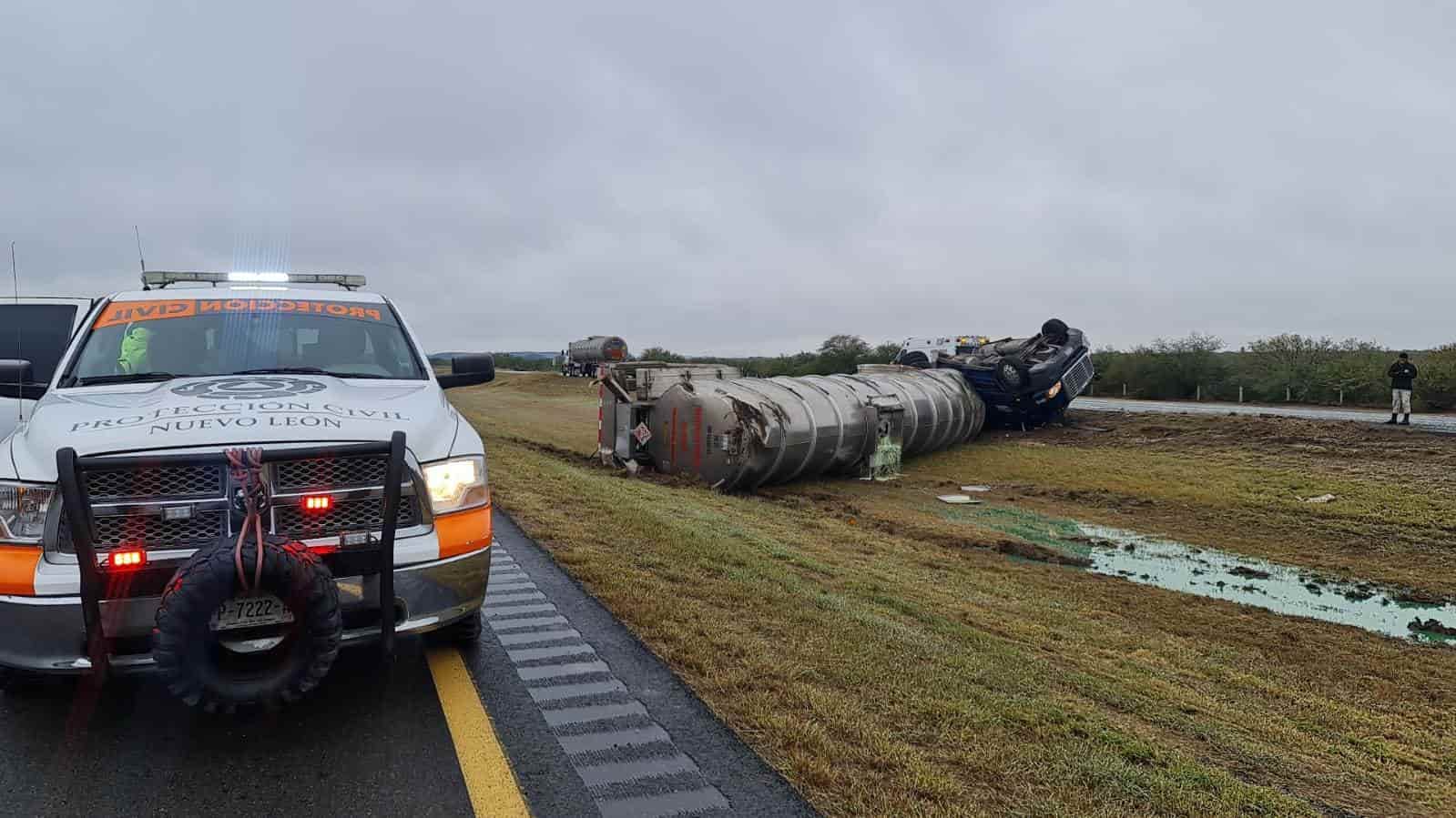 Una pipa cargada con 55 mil litros de diésel volcó ayer en la Autopista a Reynosa