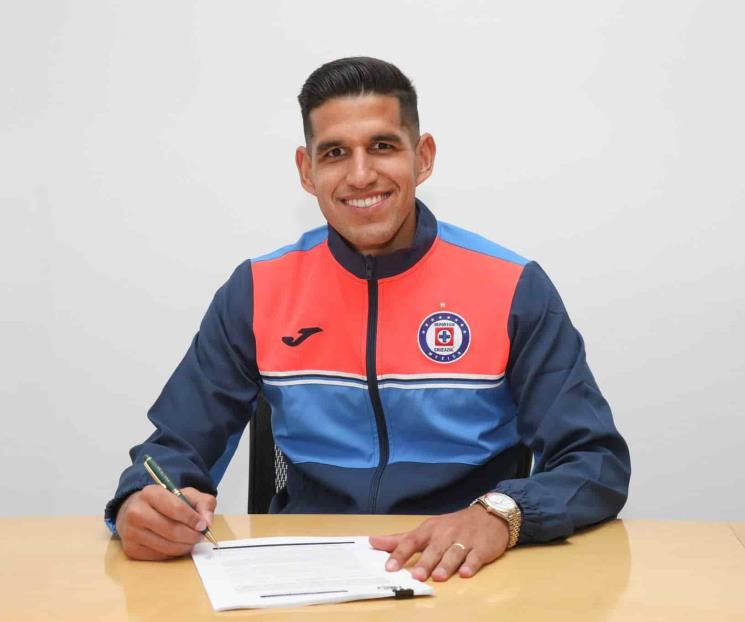 Cruz Azul oficializa llegada del peruano Luis Abram