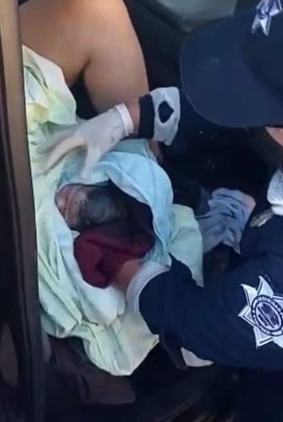 Una mujer de nacionalidad hondureña, dio a luz a su bebé, la tarde de ayer frente a la Central de Autobuses