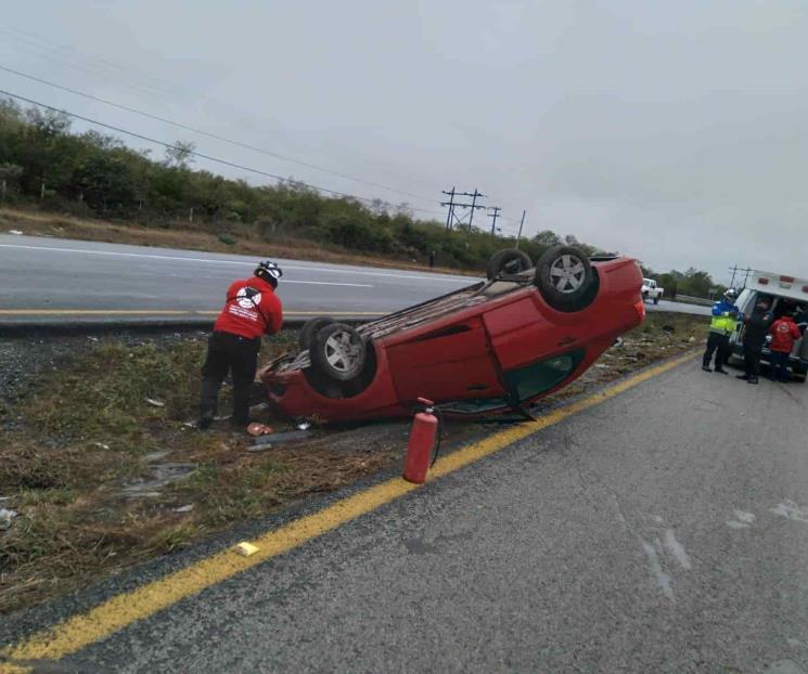 Vuelca auto en la Carretera Nacional