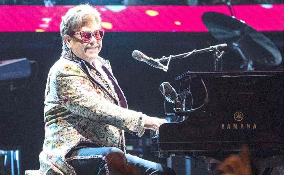 Pospone Elton John conciertos por Covid