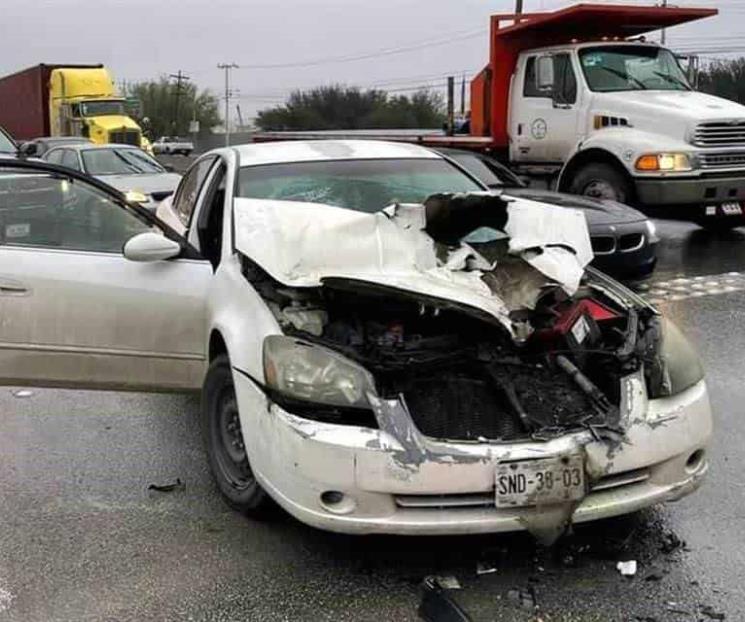 Impacta auto contra tráiler