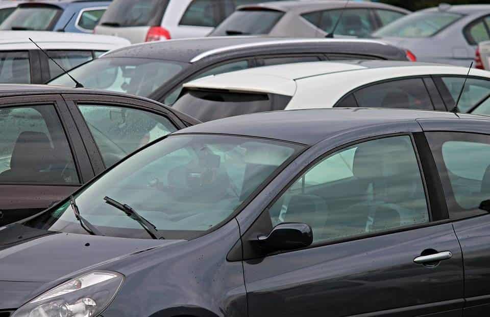 Quitan a agencias obligación de emplacar