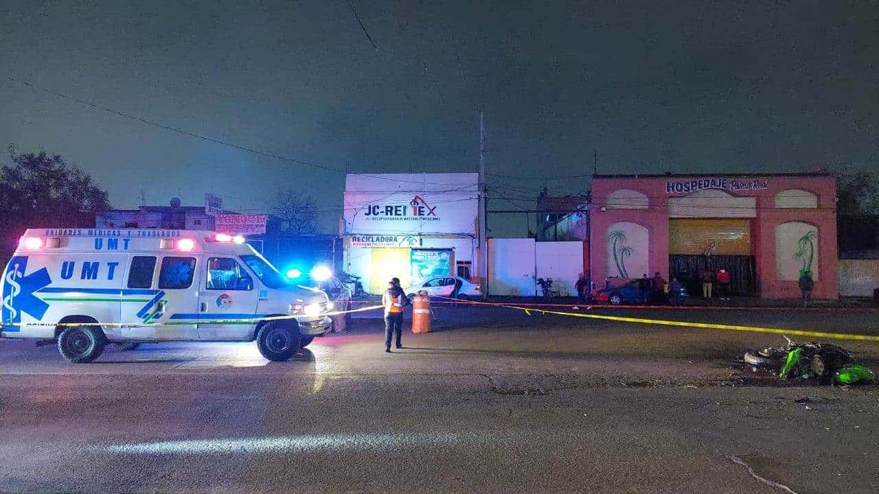 El conductor de una motocicleta murió y su acompañante resultó gravemente lesionada al estrellarse
