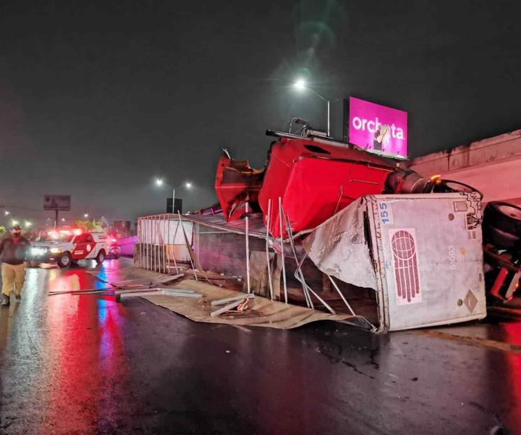 Cae tráiler de puente