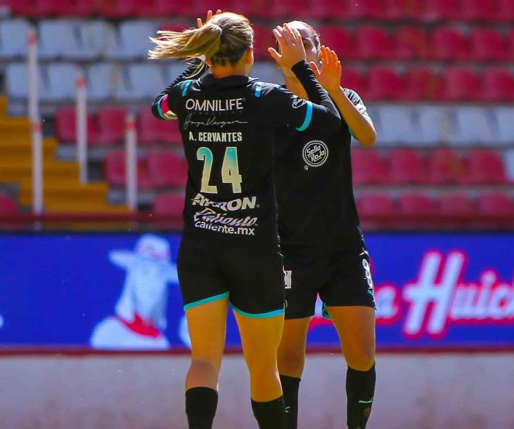 Golean Chivas y lideran Liga MX Femenil