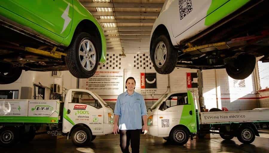 Este joven mexicano convierte tu auto en eléctrico