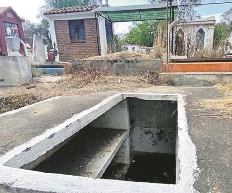 Venden en panteones cráneos en 2 mil pesos