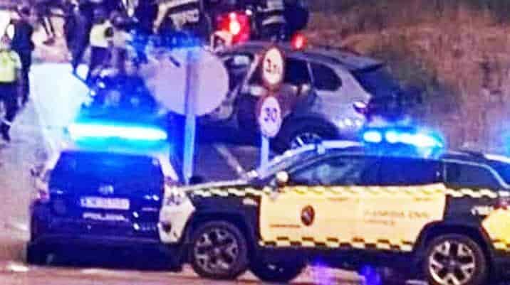 Capturan a 2 hombres tras persecución y balacera
