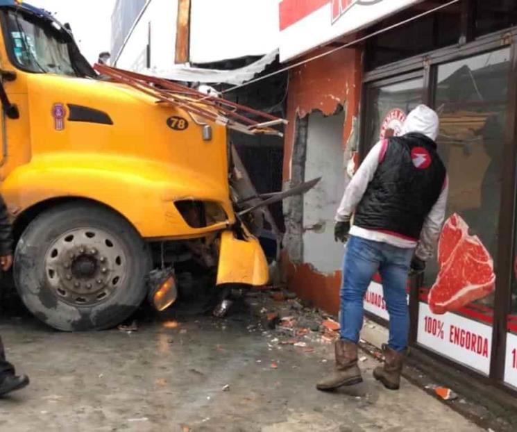 Choca tráiler contra dos negocios