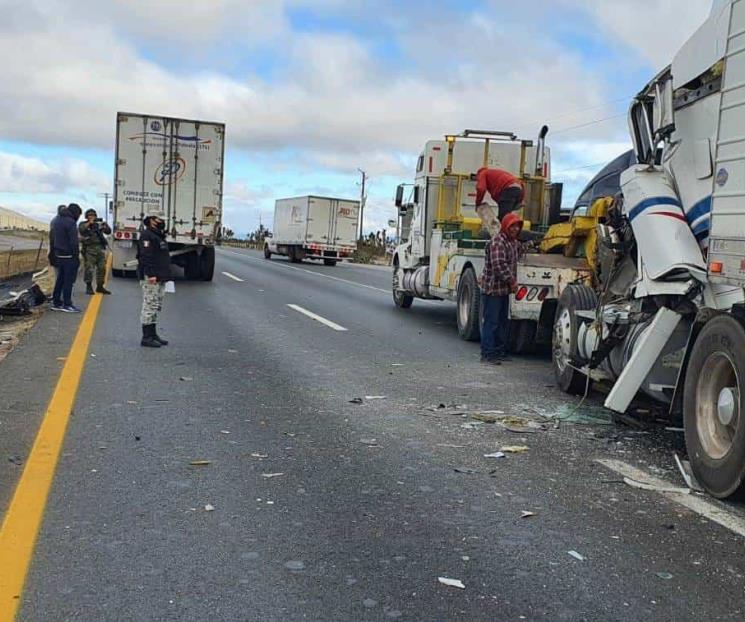 Choque entre 2 tráileres deja un lesionado en Galeana