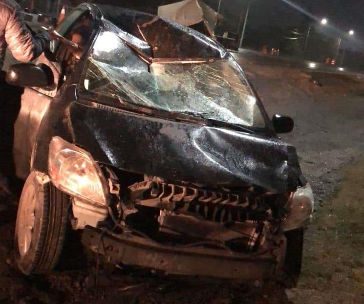 Vuelca auto en Allende
