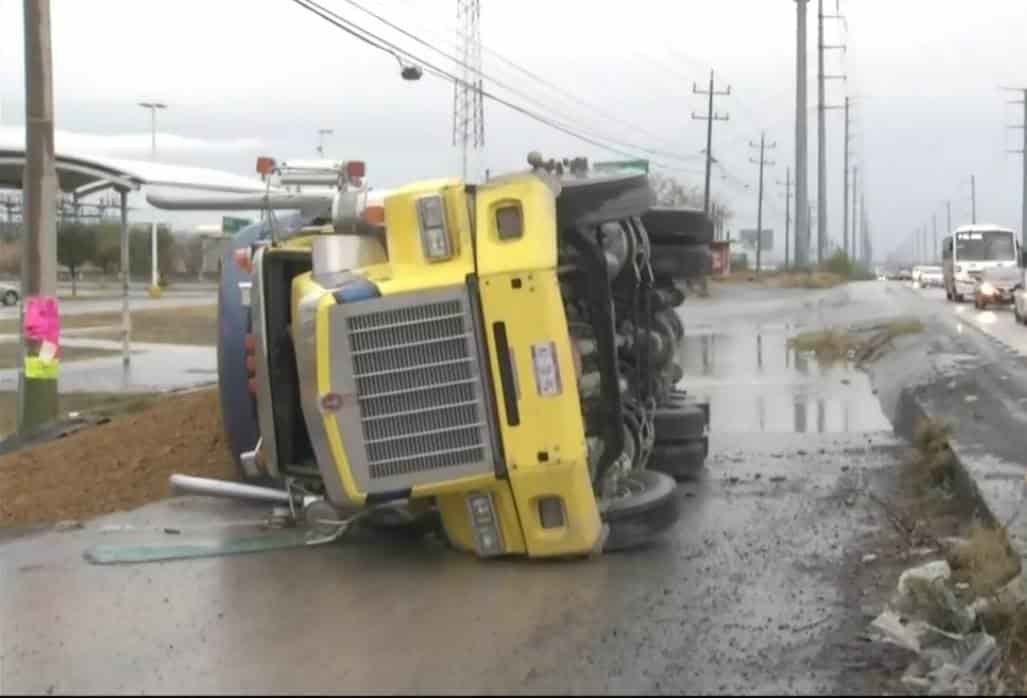 Un tráiler cargado con más de 40 toneladas de tierra, terminó volcado