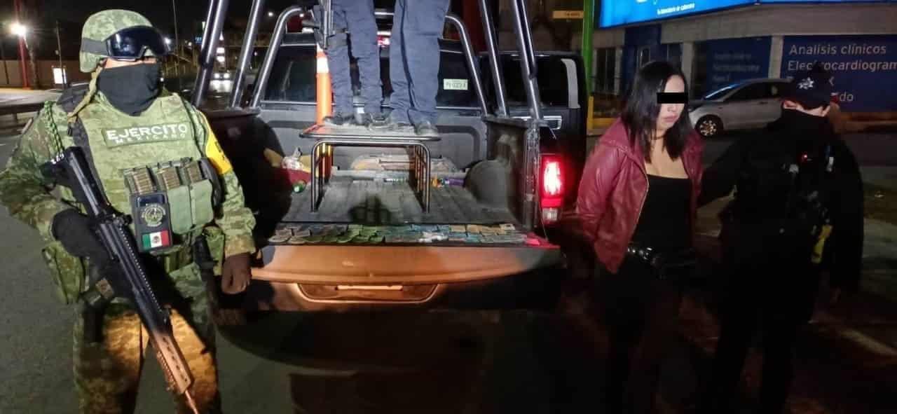 Arrestan a mujer en bar por portación de droga