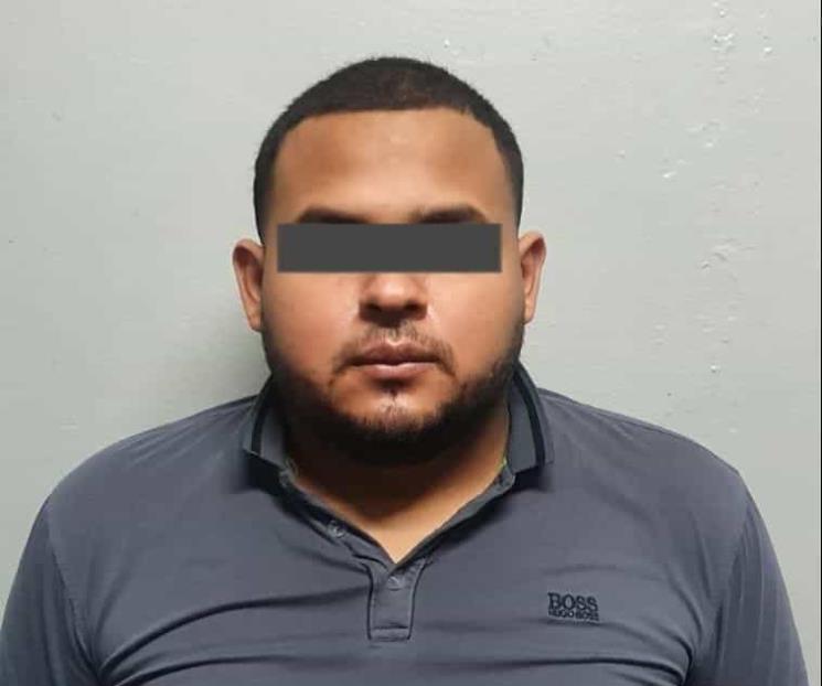 Notifican a reo de orden de aprehensión por doble homicidio