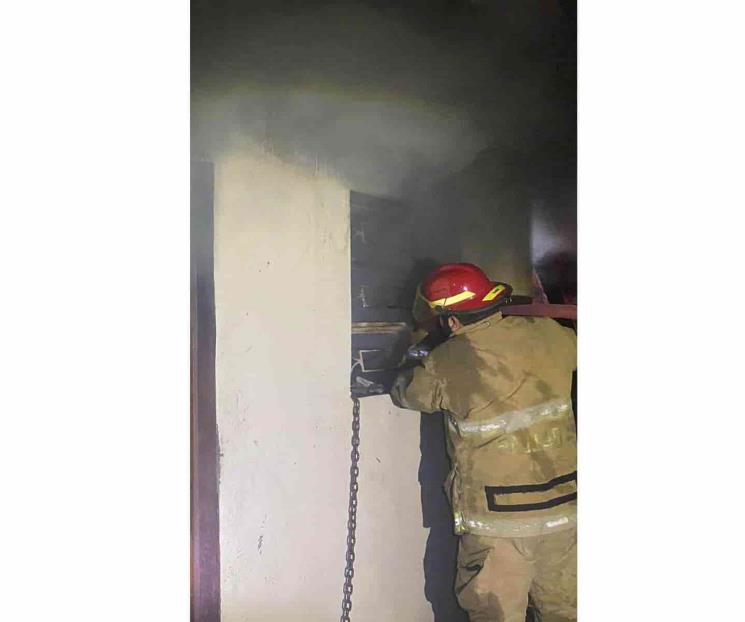 Hondureño queda grave tras incendio de su vivienda