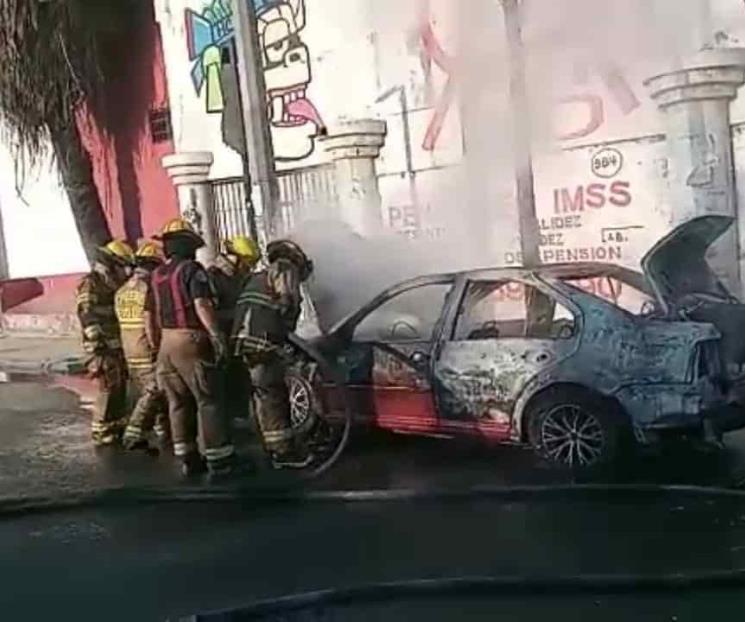 Se incendia auto en el centro de Monterrey