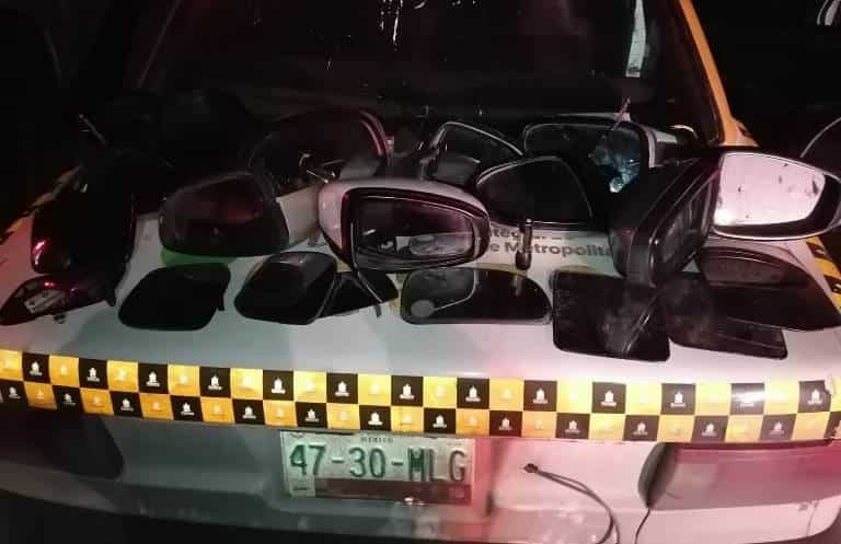 En el momento en que pretendía robar espejos retrovisores de un vehículo, tres hombres fueron sorprendidos