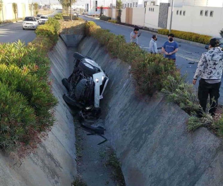 Deja choque y volcadura 4 lesionados