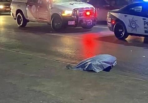 A unos metros de un puente peatonal, un hombre murió atropellado