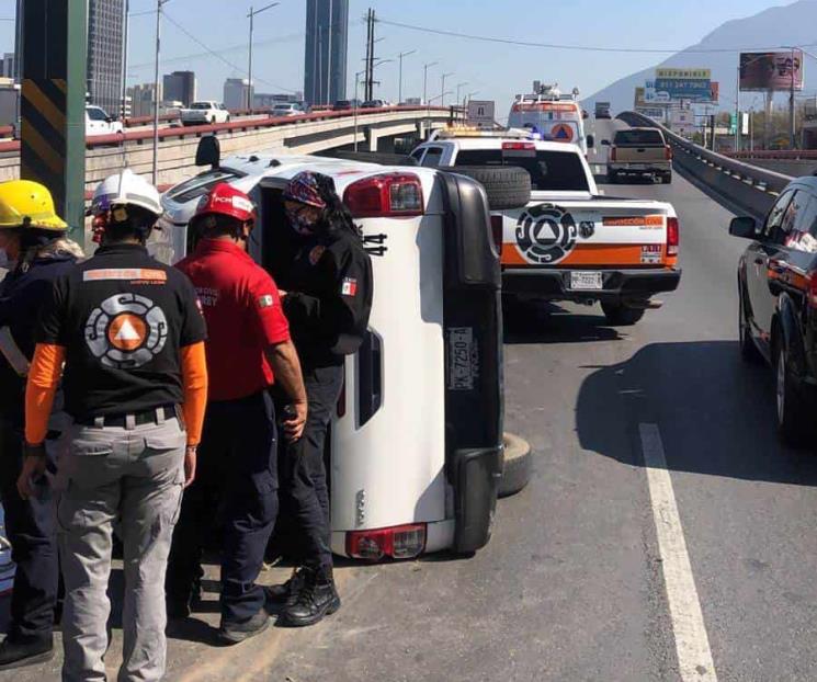 Deja volcadura dos lesionados