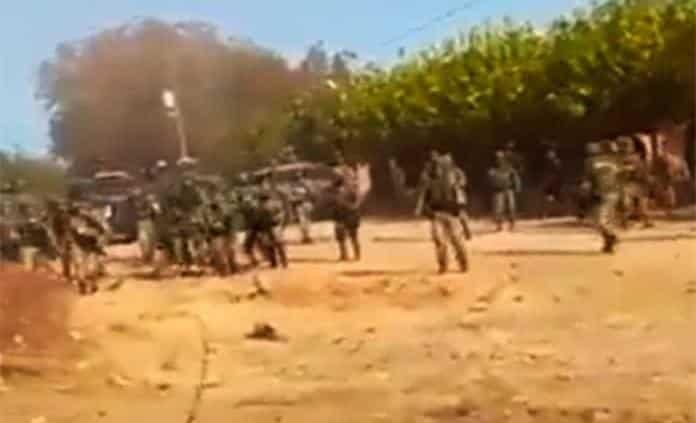 Agreden pobladores a militares