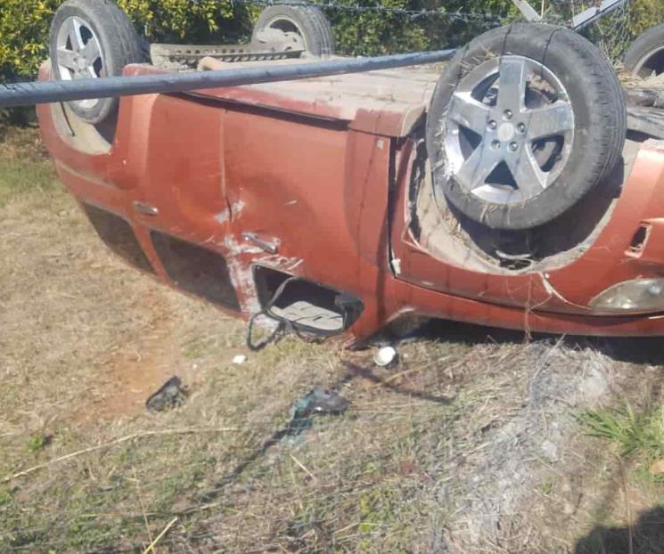 Queda lesionado al volcar su auto en Allende