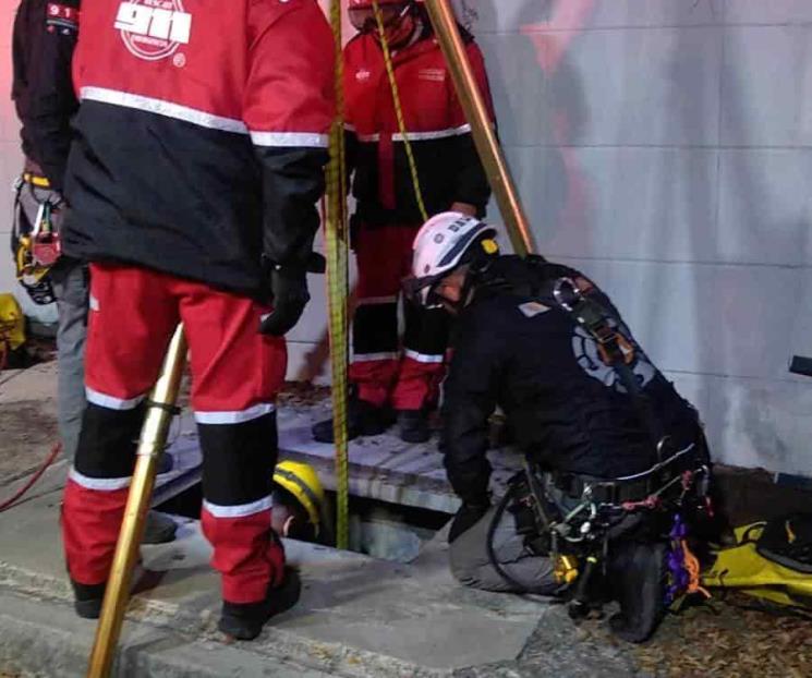 Rescatan a hombre que cae a alcantarilla