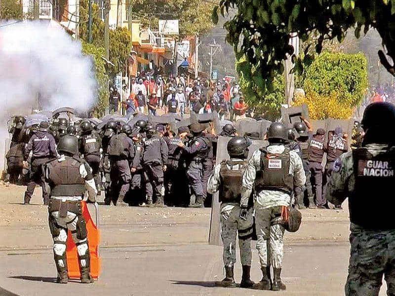 Chocan maestros contra policías y Guardia Nacional