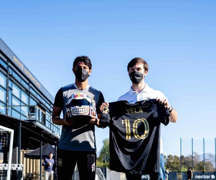 Intercambia casco por jersey Daniel Suárez y Carlos Vela