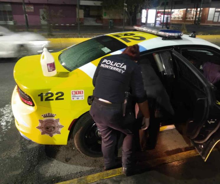 Policía auxilia a mujer haitiana en labores de parto