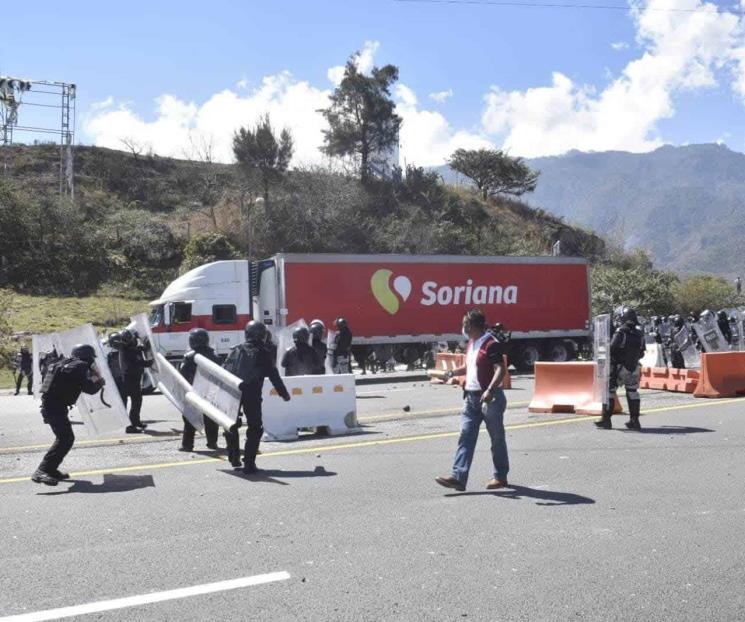 Lanzan normalistas tráiler sin frenos contra GN
