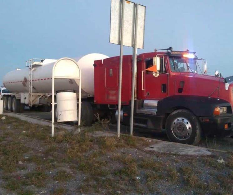 Decomisan tráileres con diesel robado Decomisan tráileres con diesel robado