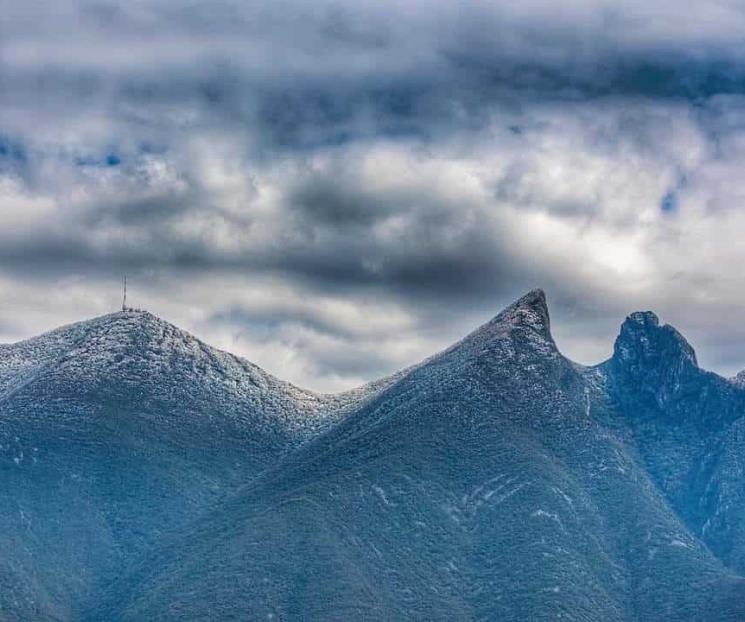 Luce  el Cerro de la Silla en su punta una capa de hielo