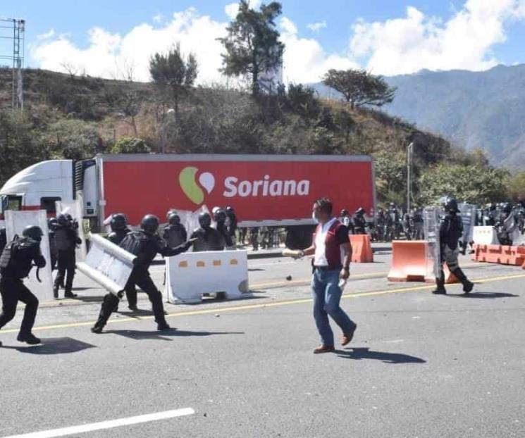 Culpan normalistas a policía 