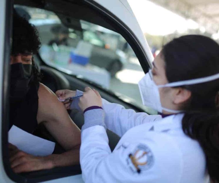 Se registran largas filas en último día de vacunación