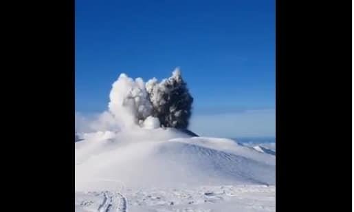 El volcán Ebeko lanza columna de humo