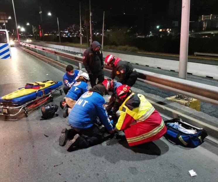 Motociclista derrapa y choca con camellón