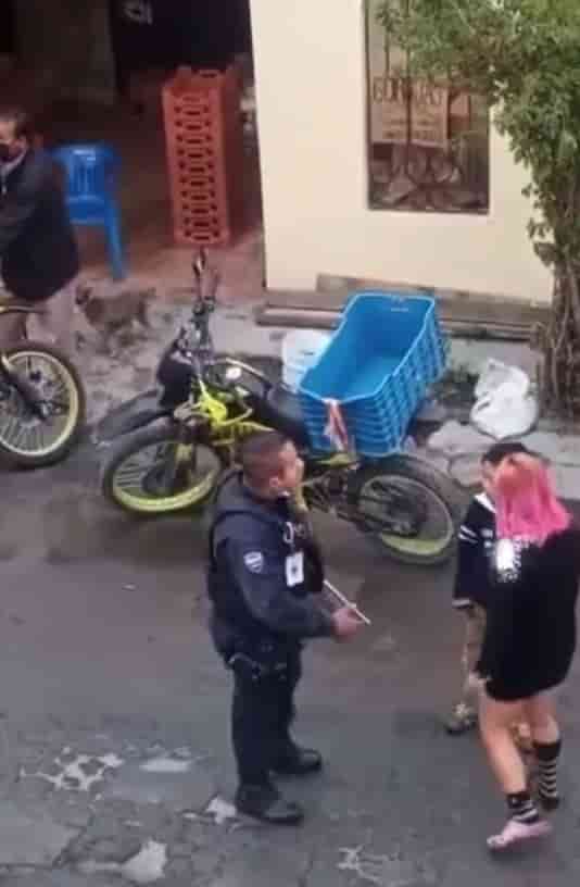 Elementos de la Secretaria de Seguridad Pública de Apodaca, se enfrentaron con un grupo de vecinos de la colonia Nuevo Amanecer, que pretendían rescatar a dos agresores de un comerciante