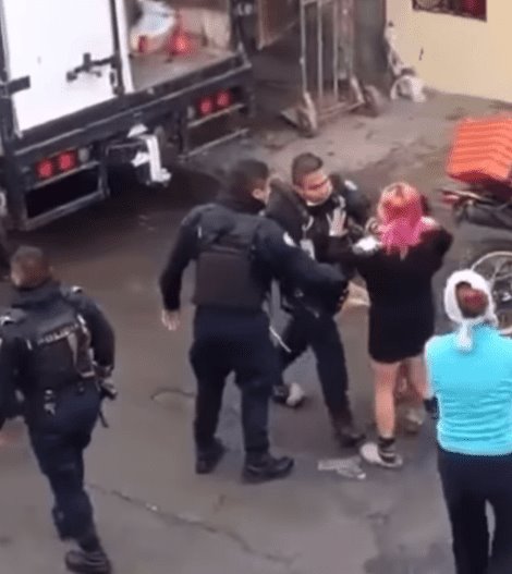 Agreden vecinos a policías en Apodaca