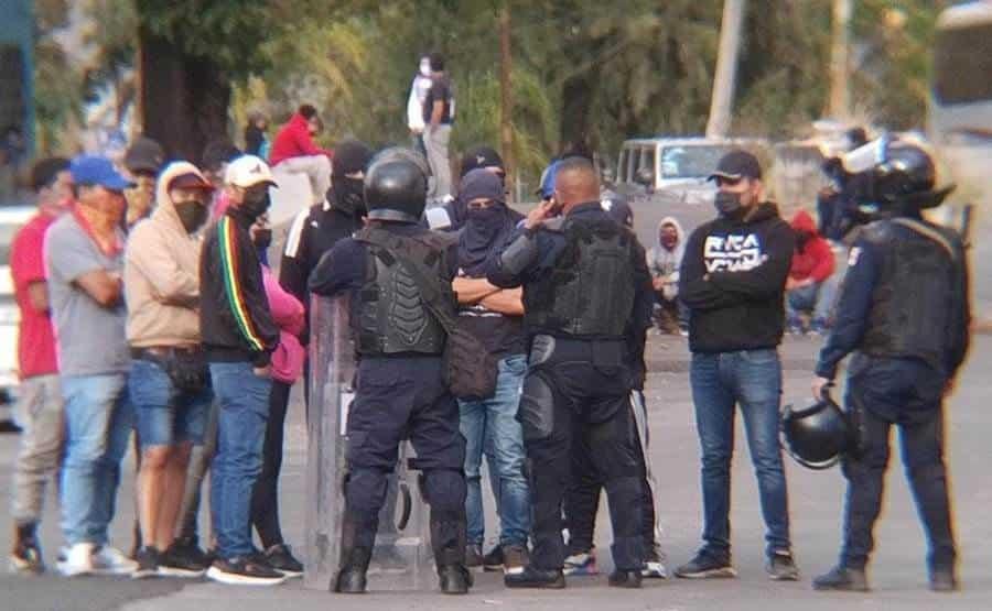 Detienen a normalistas por robo y agresión