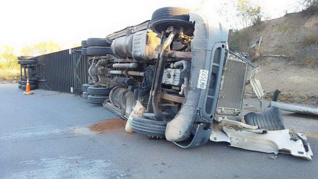 Se vuelca tráiler en Juárez